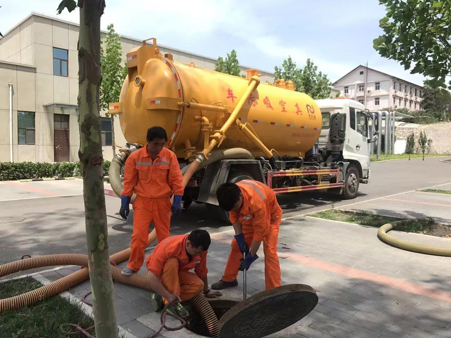 青岛化粪池清理与5-8吨吸粪车施工效率分析